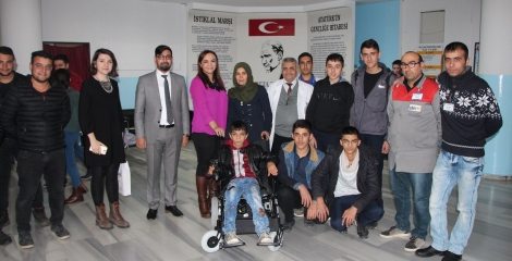 Liseli Cemal'e akülü sandalye